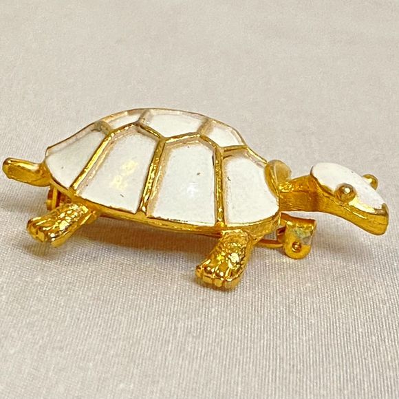 JJ Jonette Jewelry Turtle Brooch Snow White Enamel On Gold Tone Metal - Picture 3 of 7